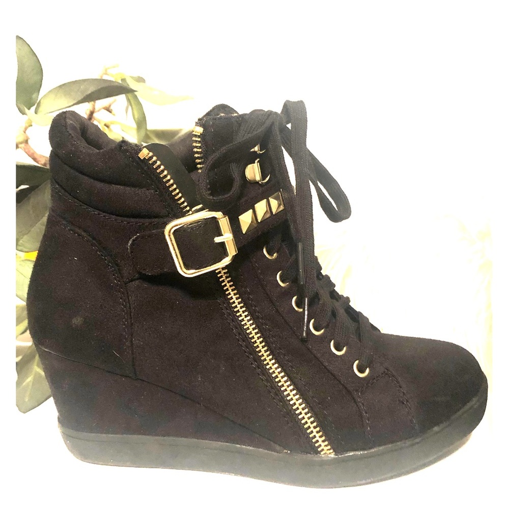 Gold/Black Womens Ankle Boot, size 7.5